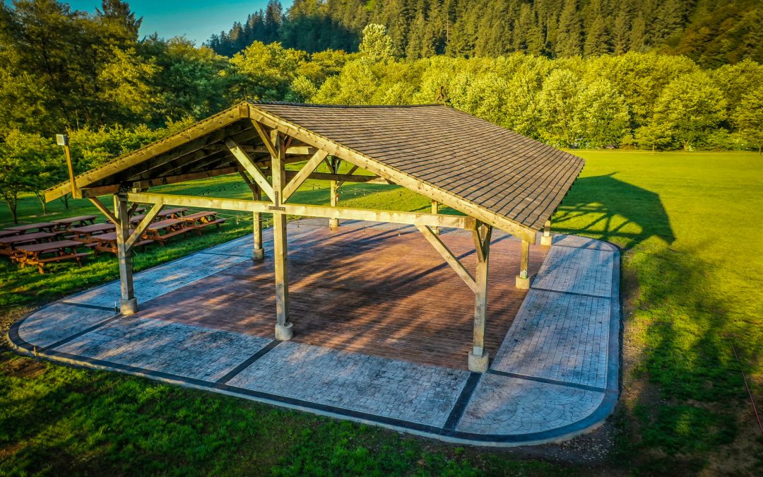 outdoor wedding cover building in oregon