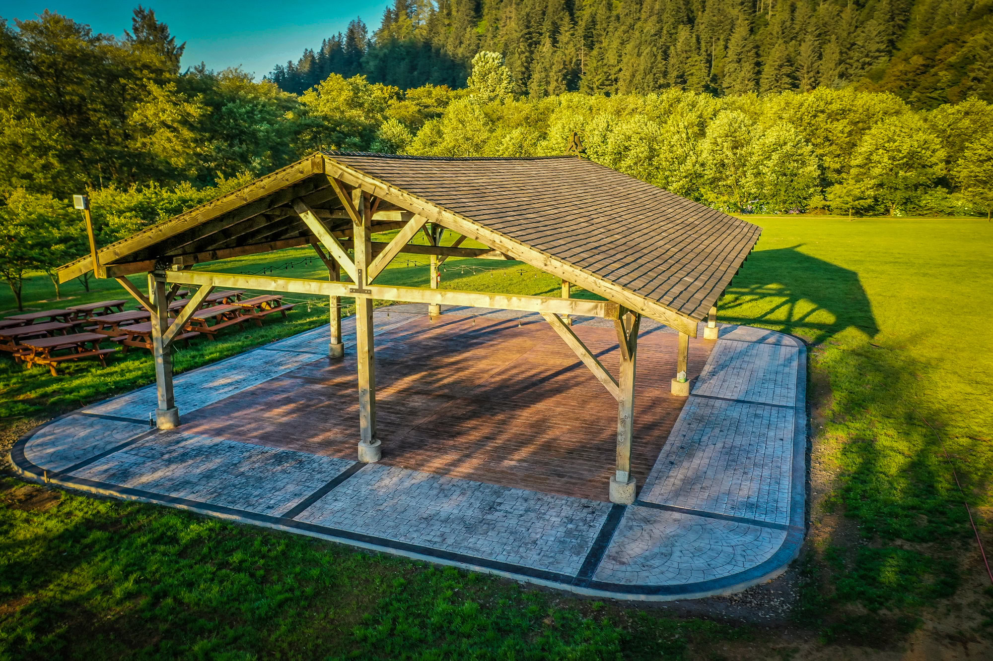 outdoor wedding cover building in oregon